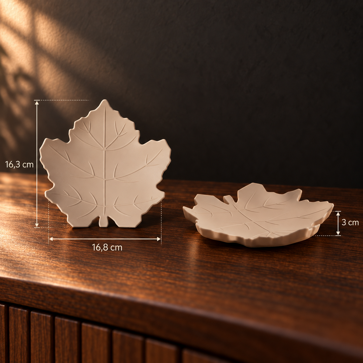 Dimensions du plateau Feuille d’Érable : 16,3 × 16,8 × 3 cm