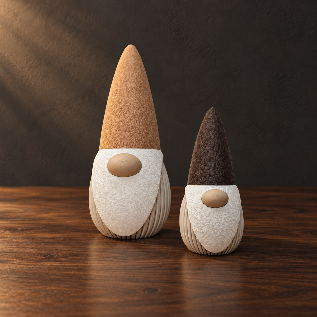 Duo de gnomes Japandi Gardiens du Foyer sur console en bois