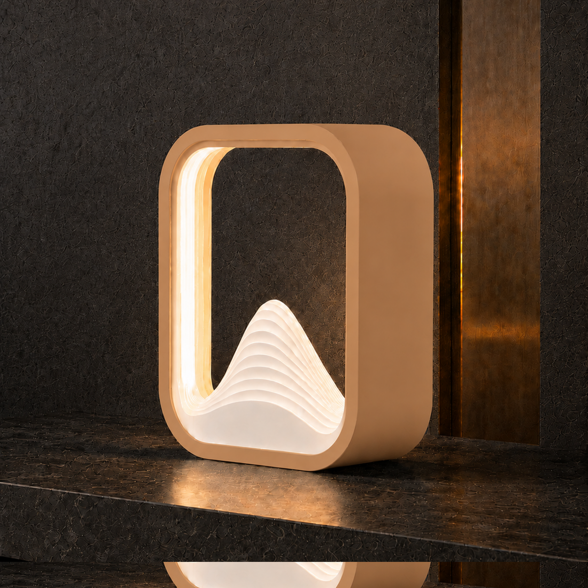 Lampe Nami Frêne Clair allumée avec un éclairage blanc chaud 3000 K mettant en valeur sa finition lisse dans une ambiance sombre