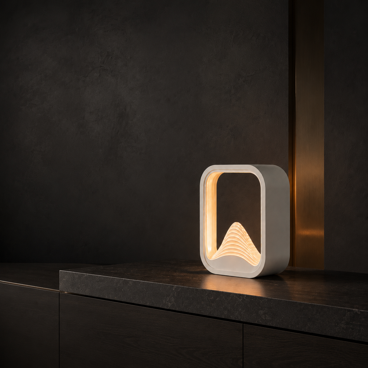 Lampe Nami Blanc Nuageux allumée dans un salon contemporain sombre avec mobilier en noyer