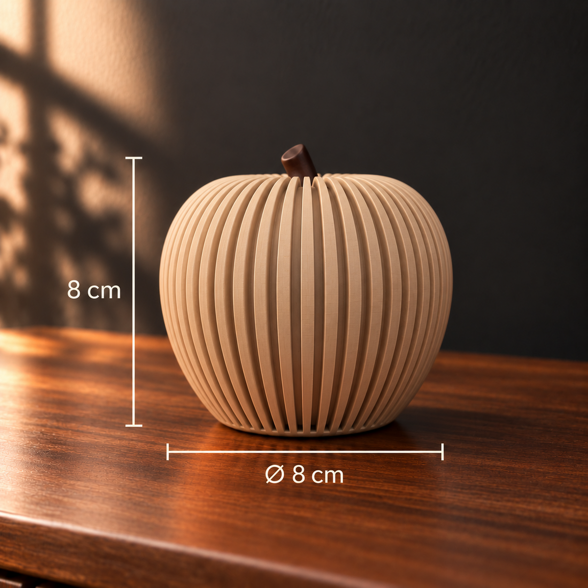 Pomme décorative Japandi mesurant 8 cm de hauteur et 8 cm de diamètre