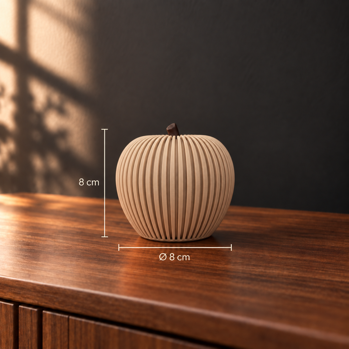 Dimensions de la pomme décorative : 8 cm de hauteur et 8 cm de diamètre