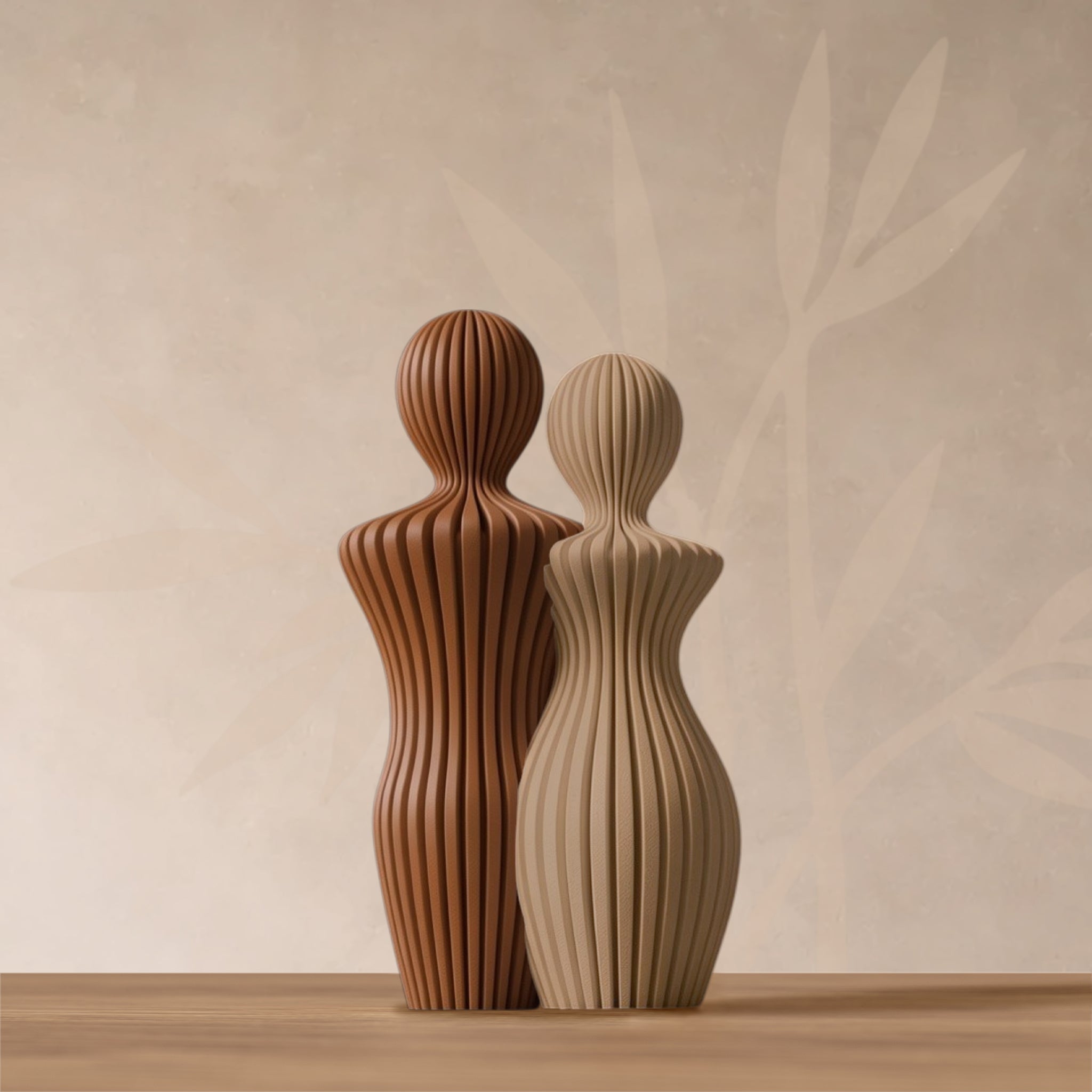 Statuette couple design minimaliste strié, finition Douceur Organique.