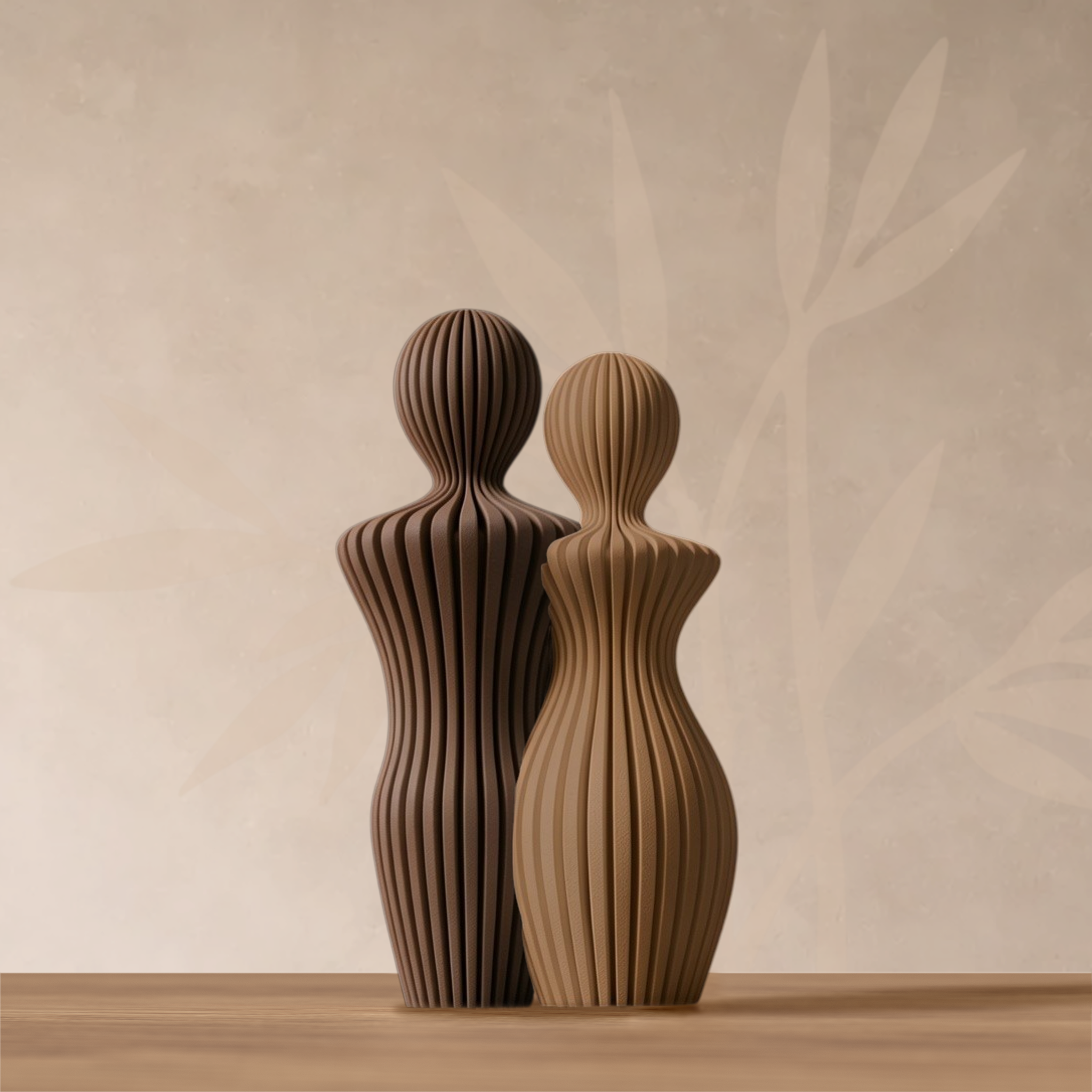 Statuette couple design minimaliste strié, finition Douceur Organique.