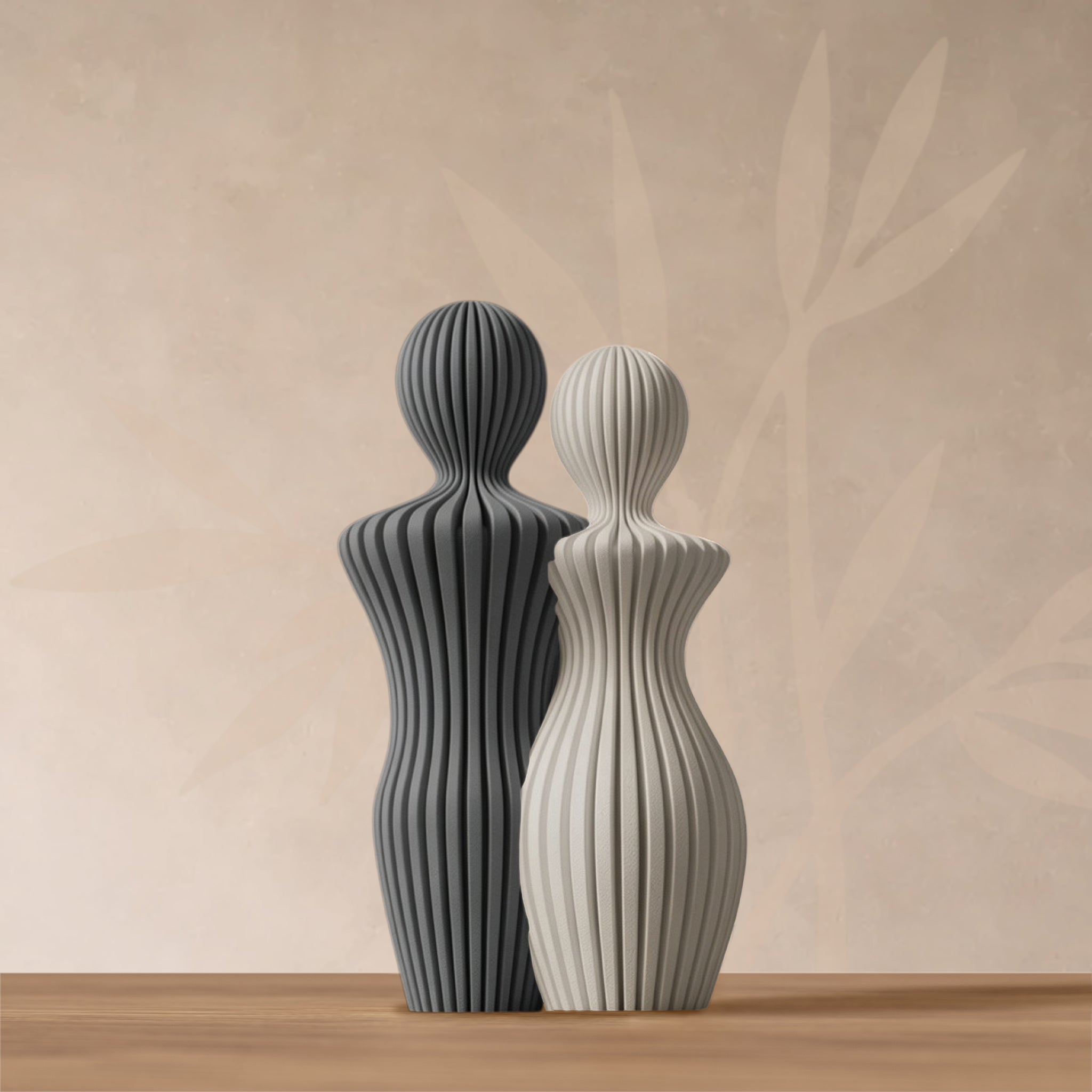 Statuette couple design minimaliste strié, finition Épure Minéral.