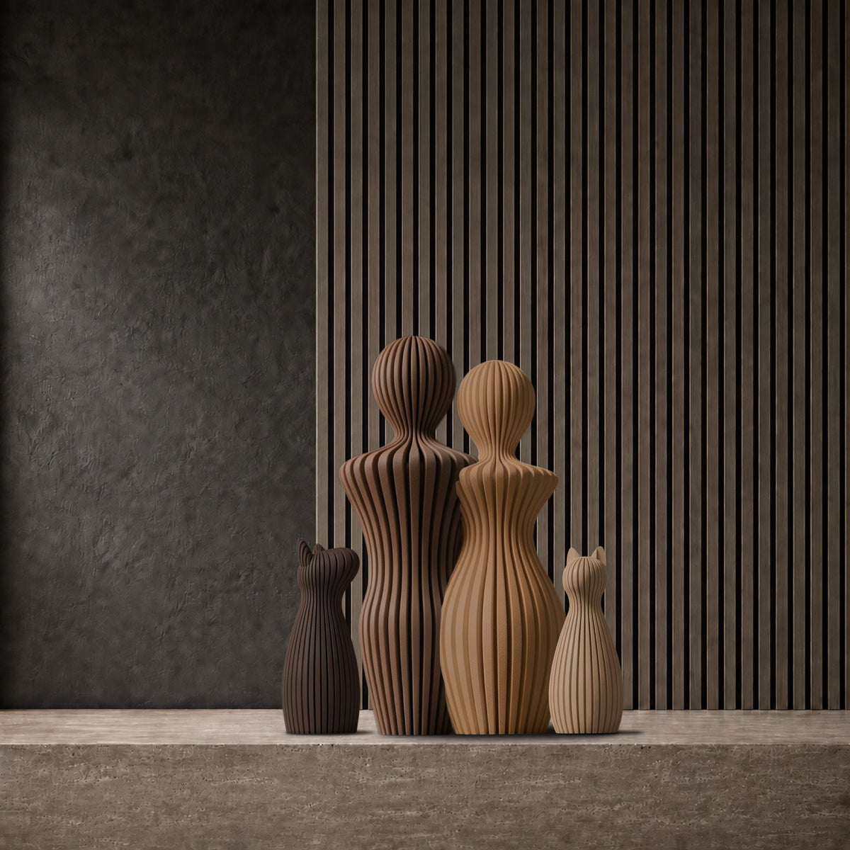 Statuette couple minimaliste Héritage Bois avec chien et chat sur une console en travertin