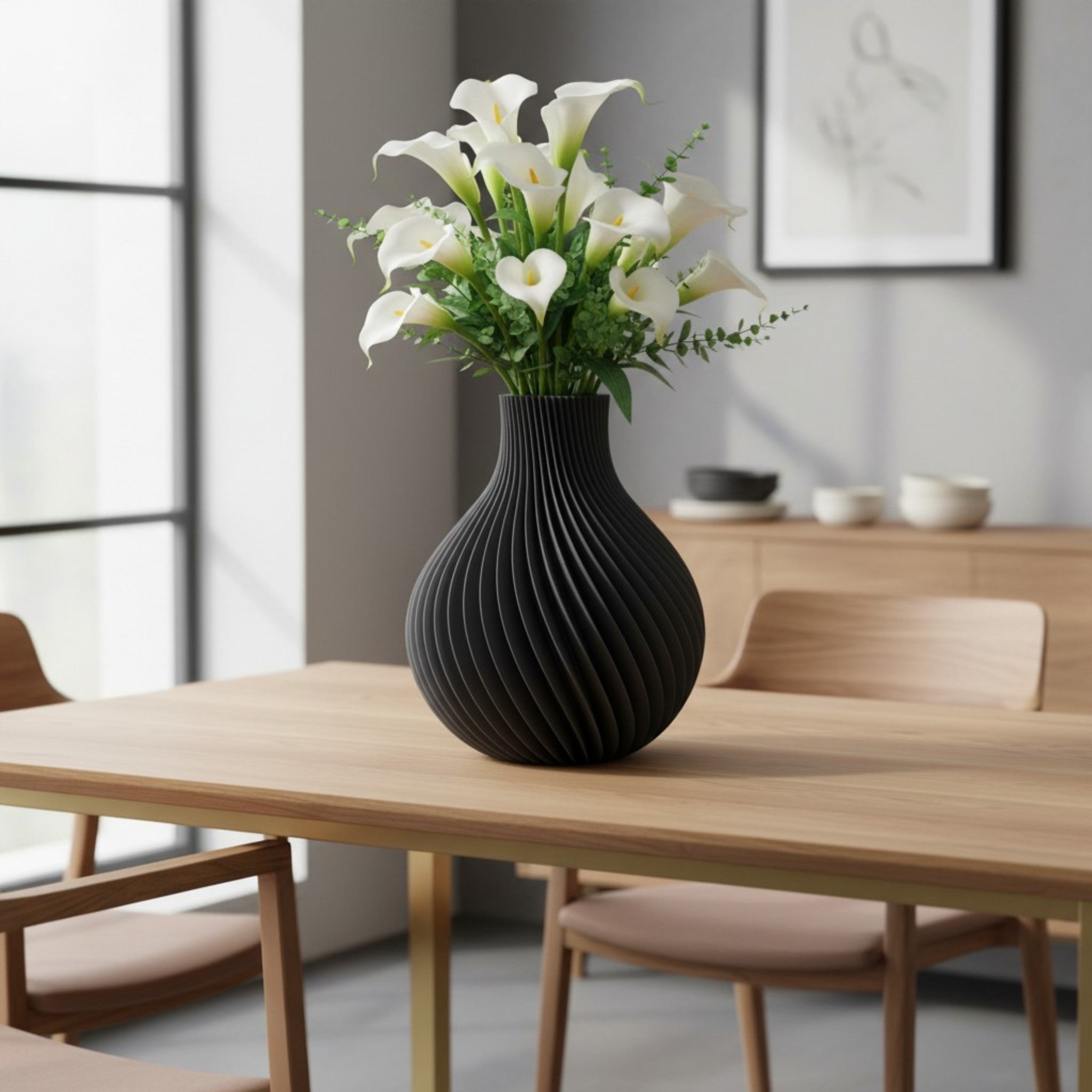 Mise en scène d'un Vase Kanji Gris Ardoise sur une table en bois, ambiance zen et épurée