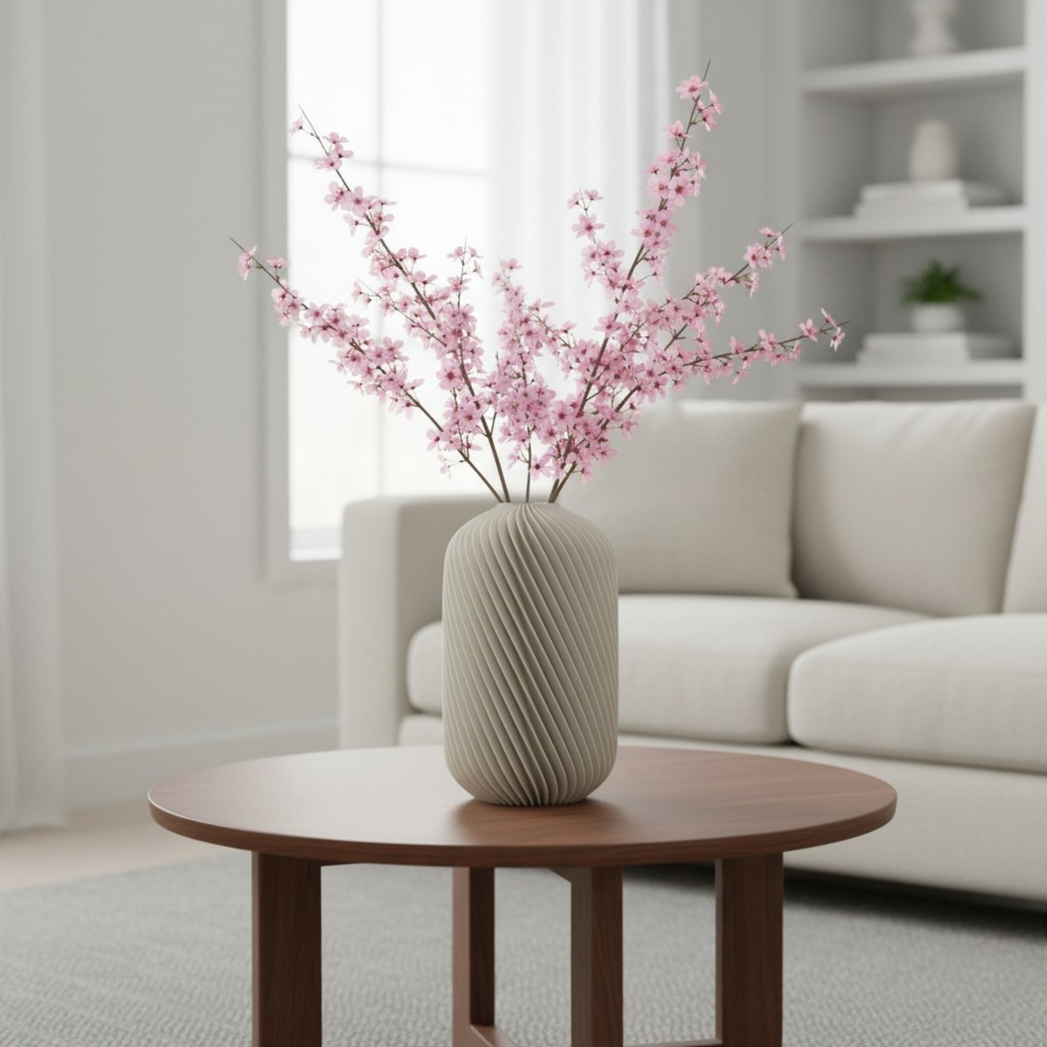 Mise en scène du Vase Sijume étanche avec fleurs fraîches sur un meuble design, style Japandi épuré.